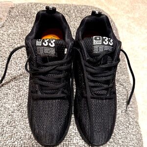 Black tennis shoes